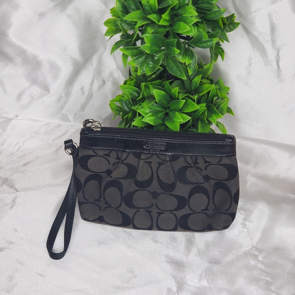 ◇ Vintage Coach Monogram Gray Fabric Wristlet 7"Wx4"H